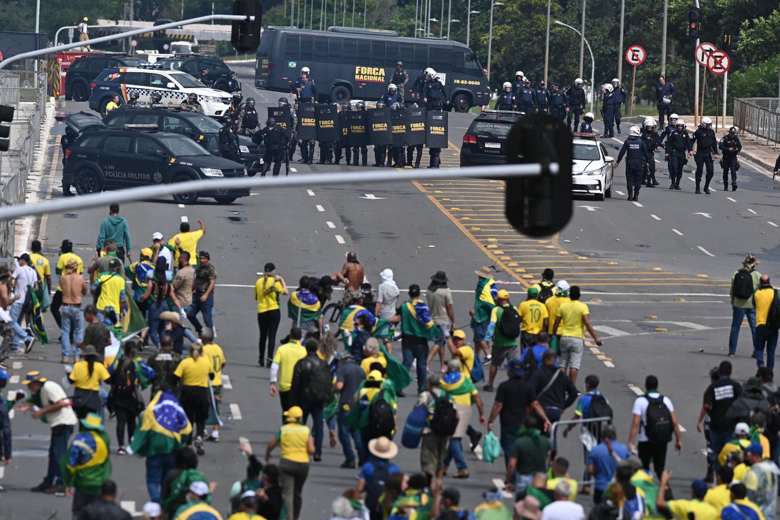 Enfrentamiento de seguidores de Bolsonaro contra la Policía brasileña