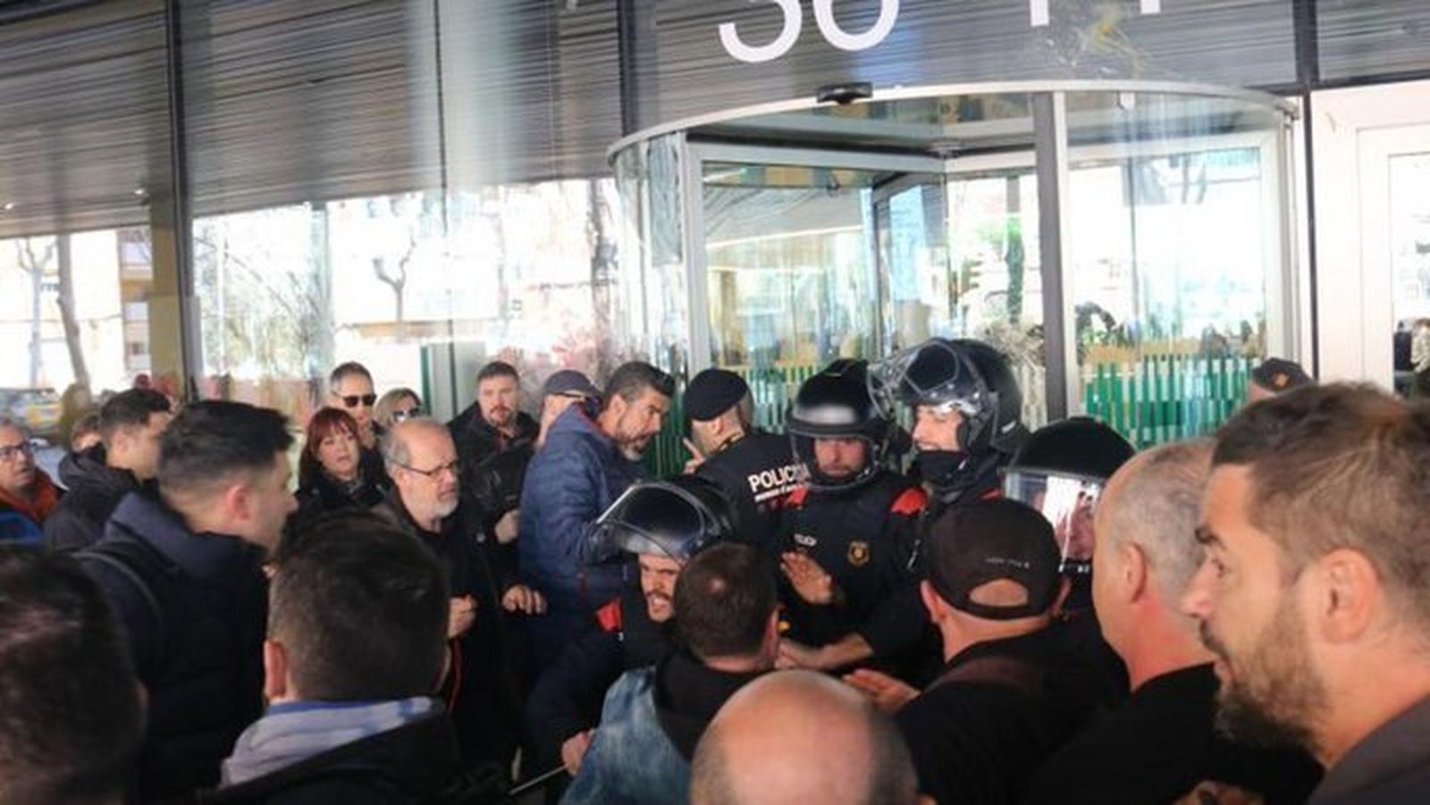 Funcionarios de prisiones se manifiestan en Barcelona