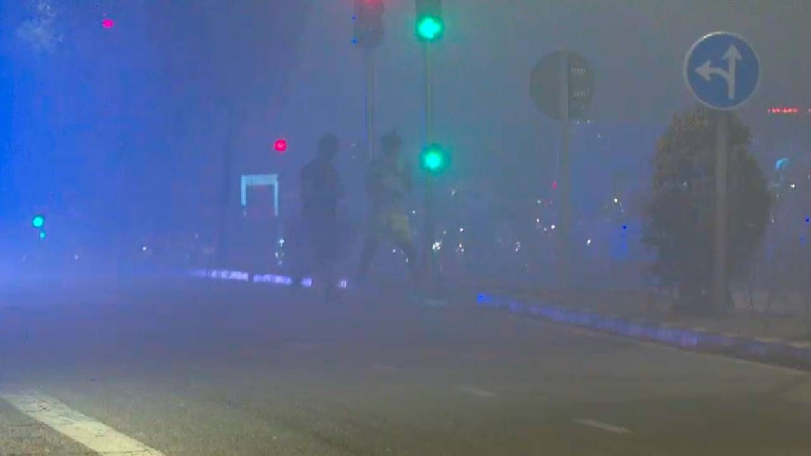 Susto en el Paseo de Extremadura por una gran nube de humo negro tras arder una máquina en las obras de la L6 de Metro