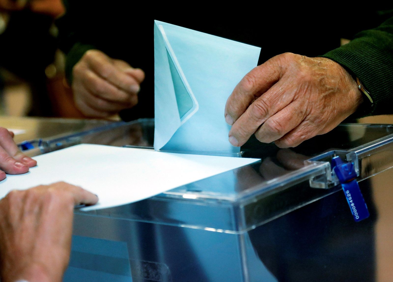 El Gobierno destaca la "absoluta normalidad" en la apertura de los colegios electorales