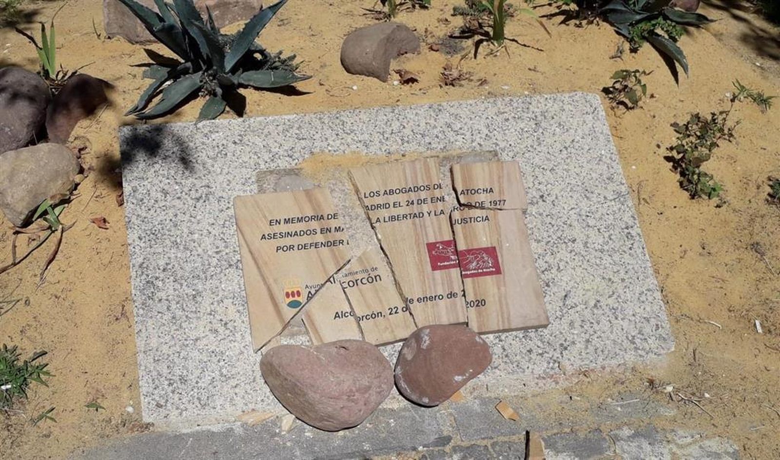 Destrozan la placa de homenaje a los Abogados de Atocha en Alcorcón