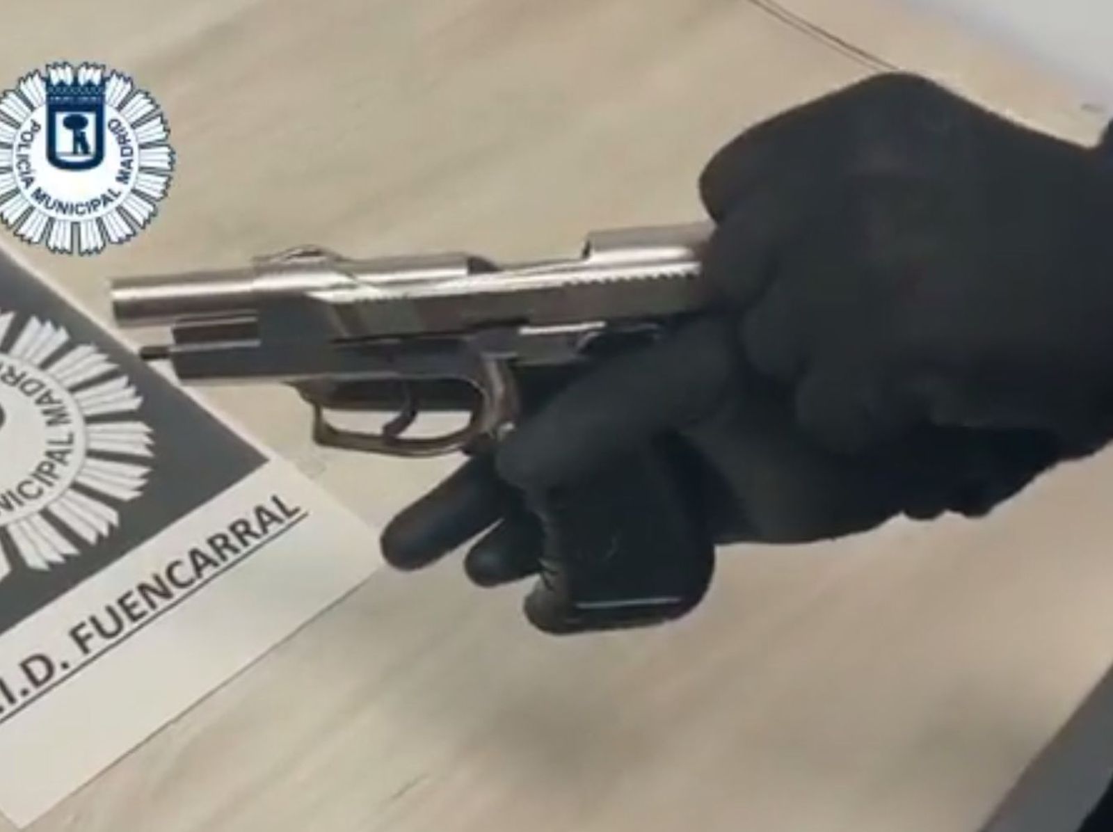 El arma intervenida por los agentes municipales