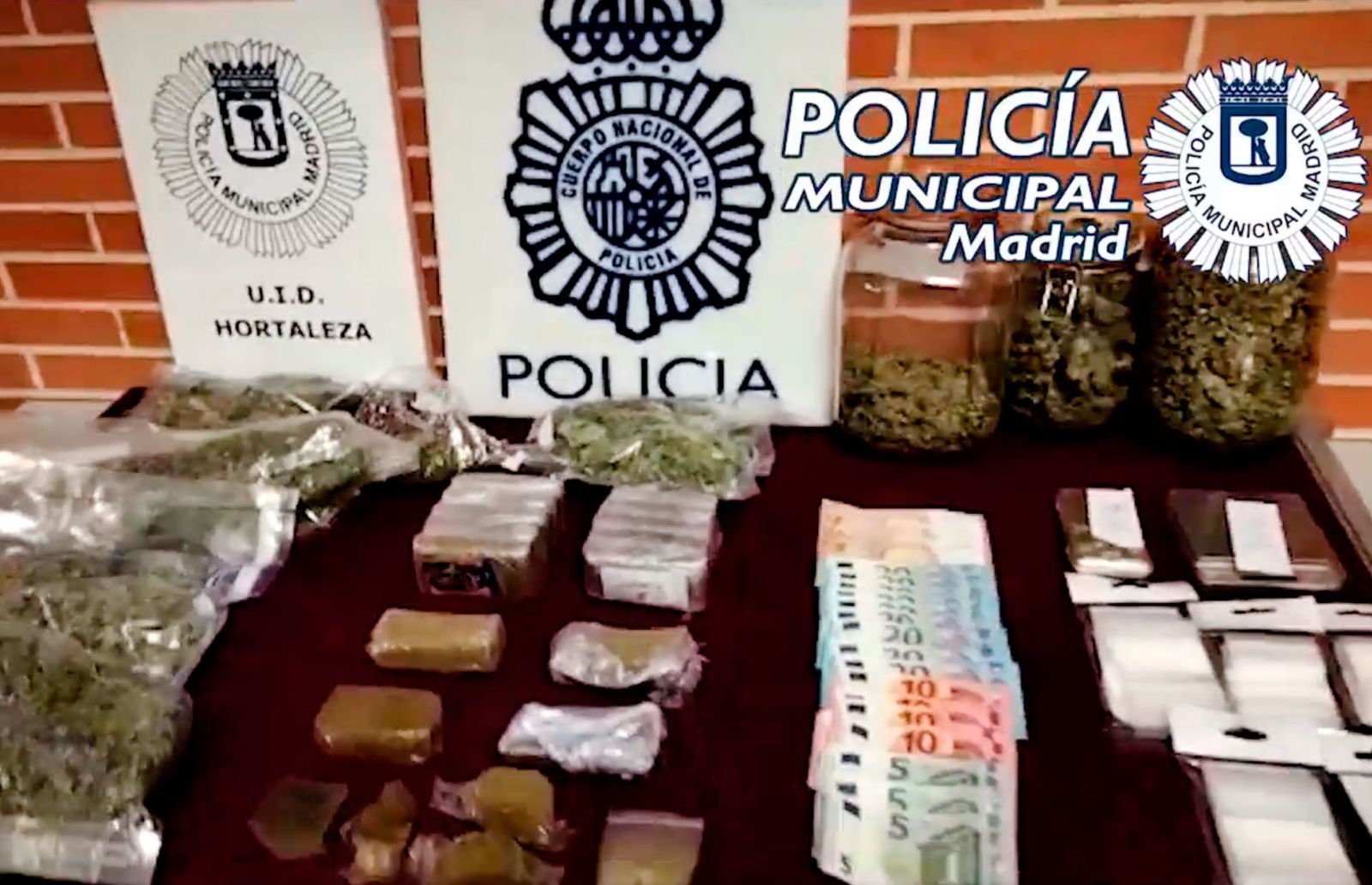 Parte de la droga y otros objetos incautados por Policía Municipal y Policía Nacional en un narcopiso de Hortaleza