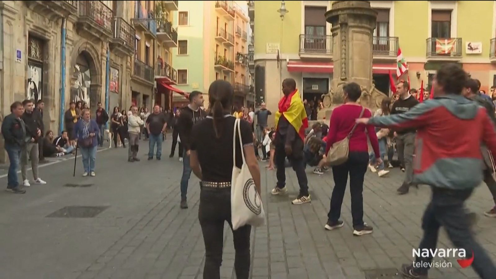 Abertzales intentan agredir a un joven cubano en Pamplona por llevar la bandera española
