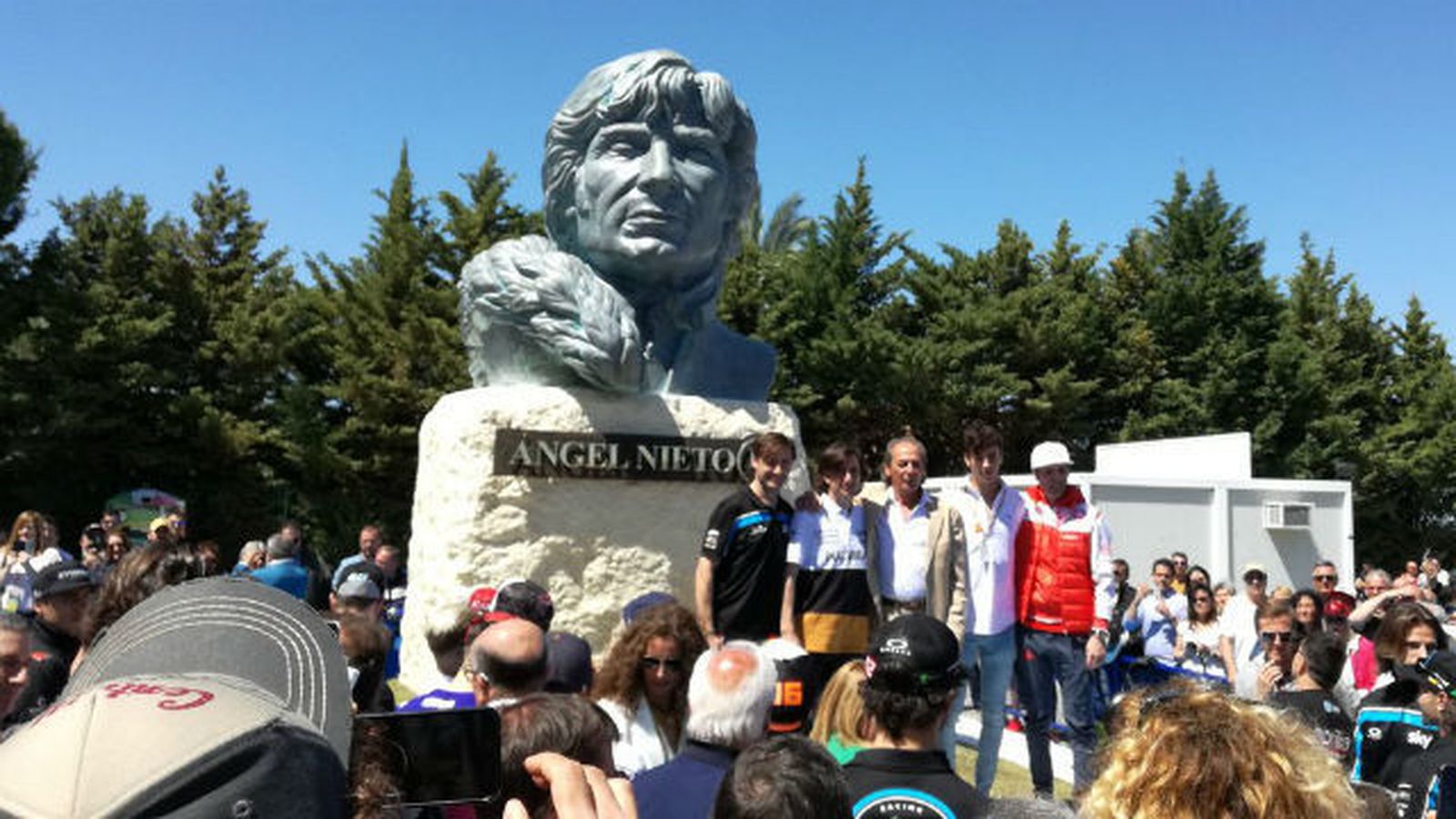 Busto de Ángel Nieto