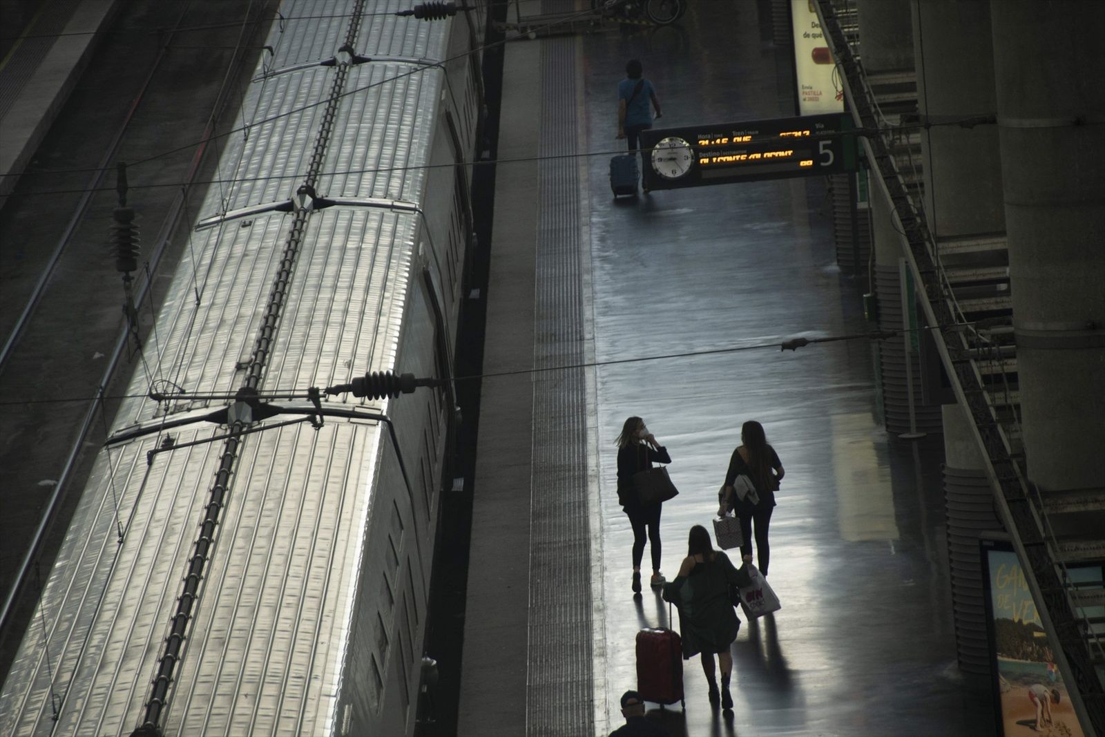 Viajeros esperan un servicio de tren interrumpido en un andén