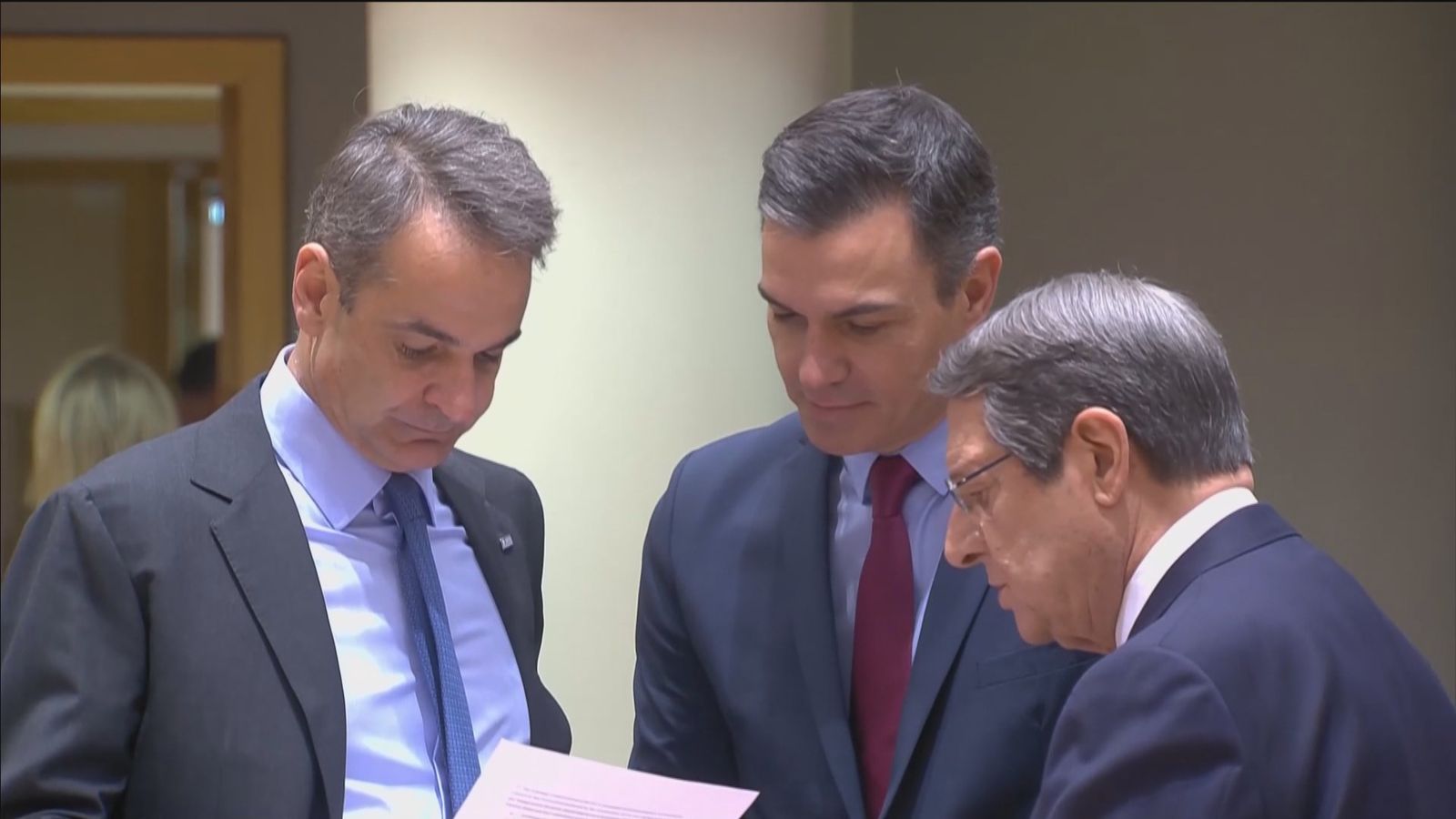 Sánchez fuerza una pausa en las negociaciones molesto por una filtración