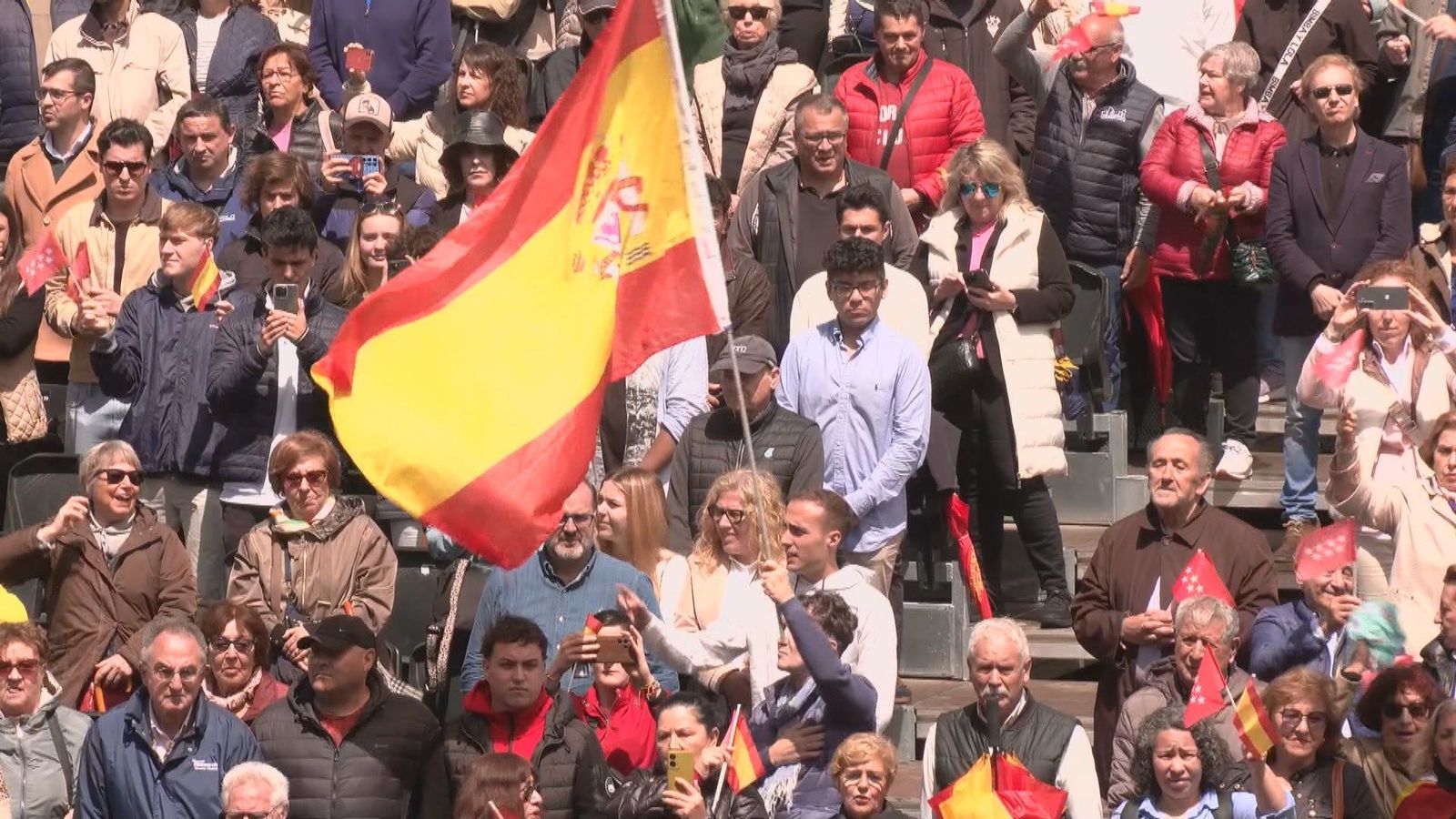 Cientos de madrileños desafían la lluvia para vivir en directo los actos del 2 de mayo