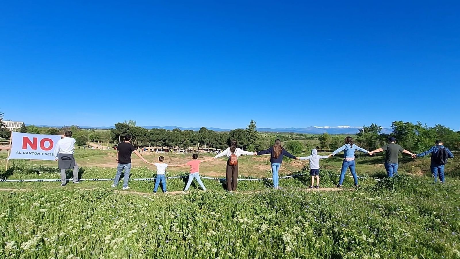 Cadena humana en Montecarmelo para protestar por la ubicación del cantón de limpieza
