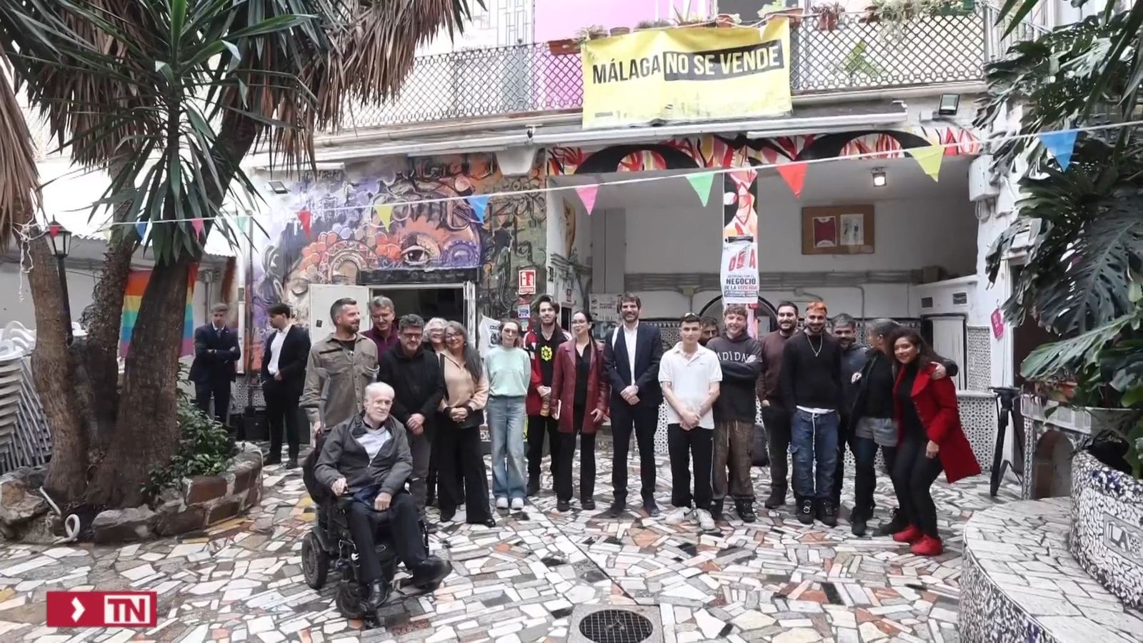 Urtasun visita un edificio ocupado en Málaga que califica de "centro cultural de referencia"