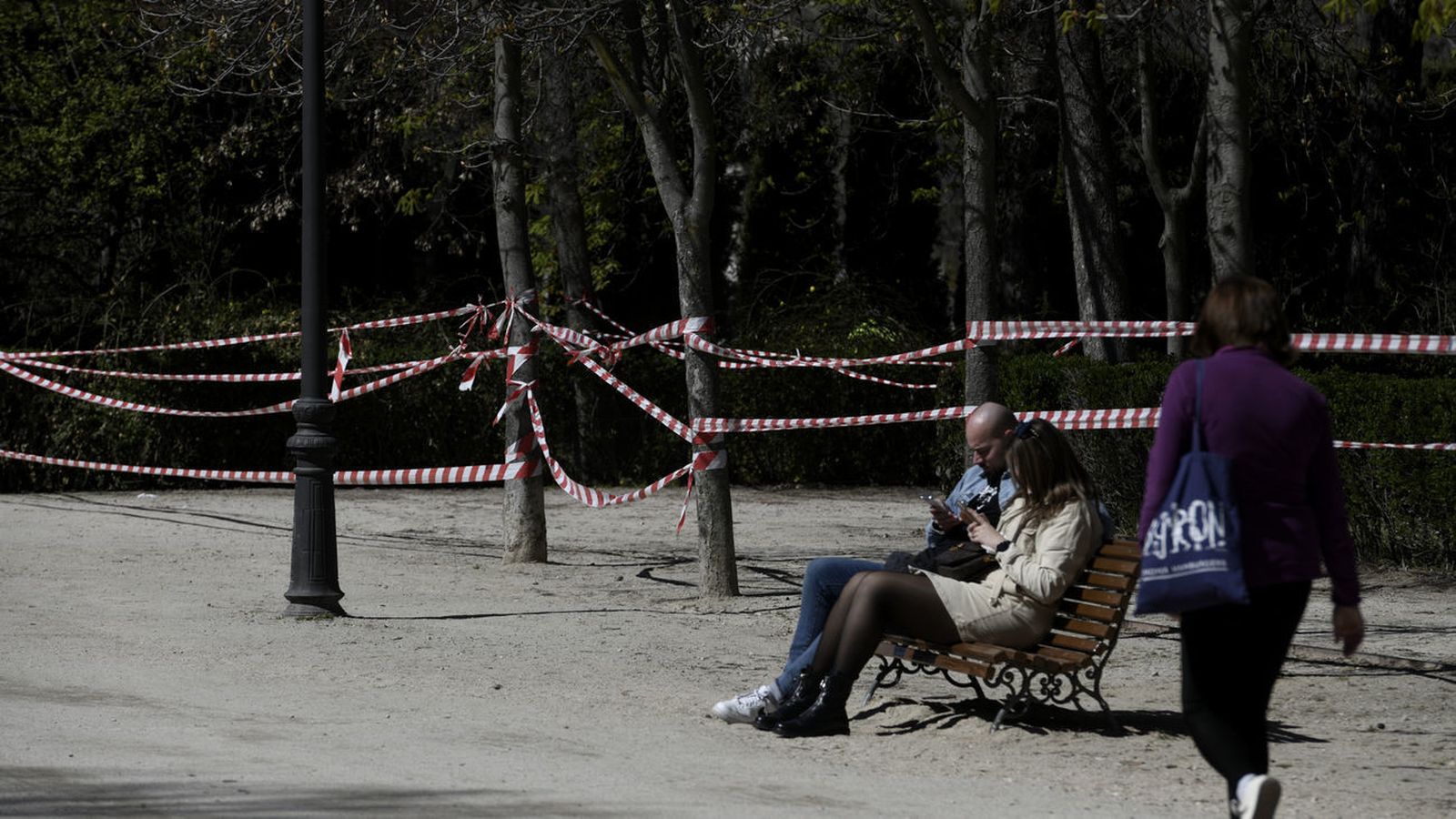 Zonas balizadas en el parque de El Retiro por vientos en Madrid