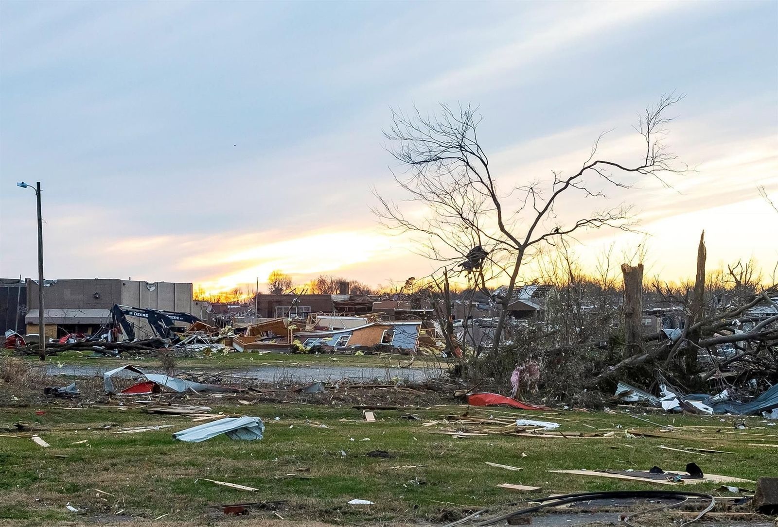 37 tornados dejan decenas de muertos y devastación en seis estados de EEUU
