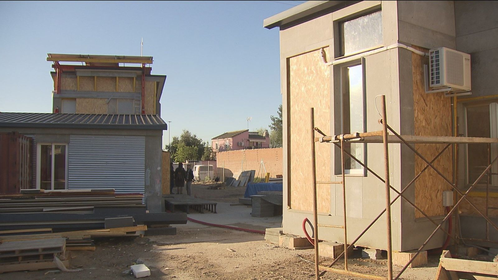 Miles de voluntarios participan en la construcción de un centro social en la Cañada Real