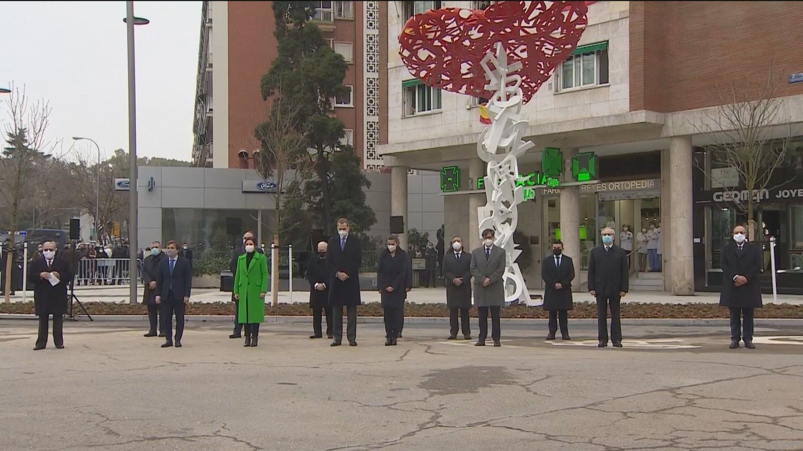 Los Reyes inauguran en Madrid el monumento a los sanitarios fallecidos entre gritos de "Illa dimisión"