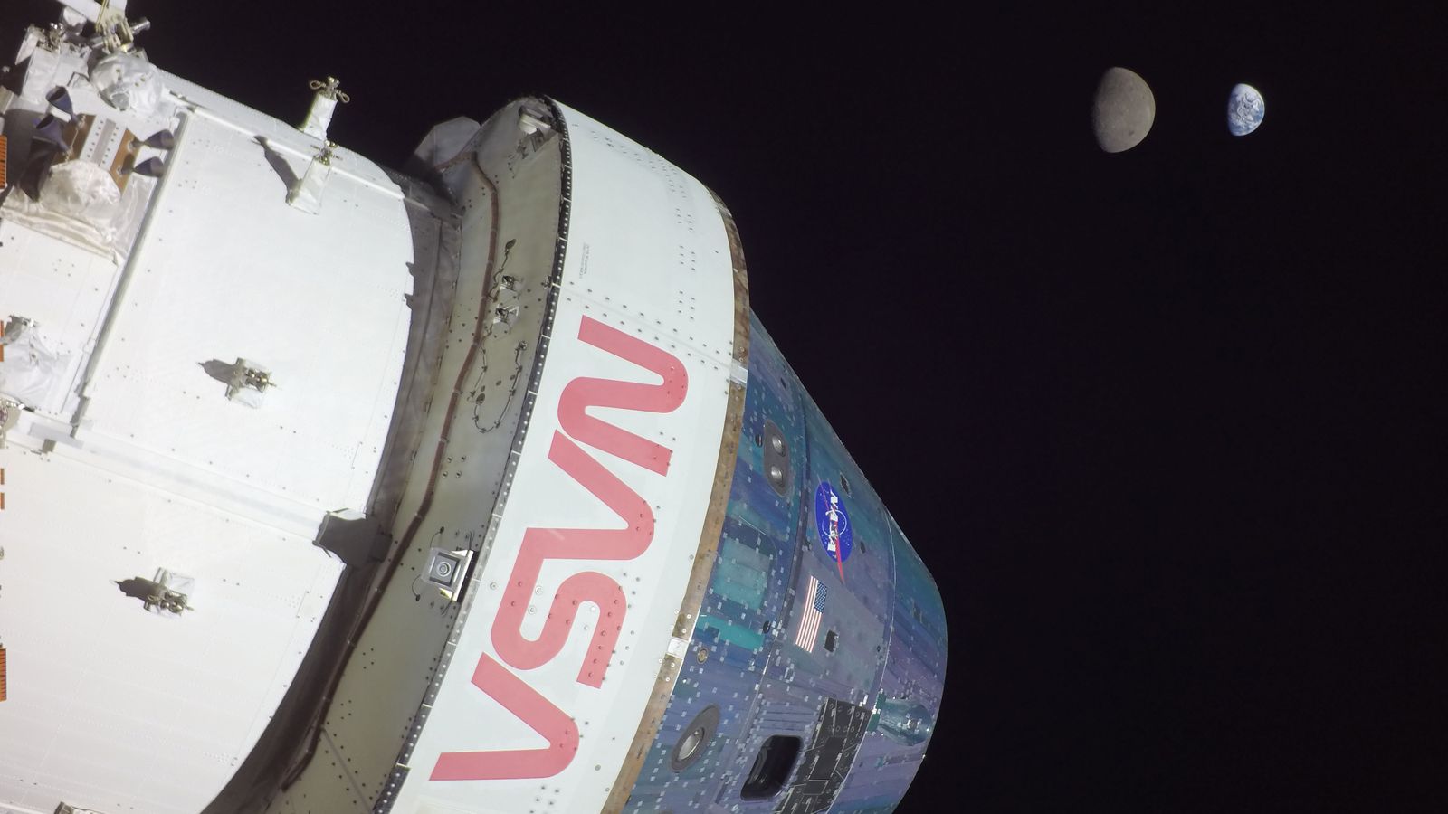 La nave espacial Orion de la NASA capturó una imagen de la Tierra y la Luna juntas en diciembre de 2022, durante Artemis I