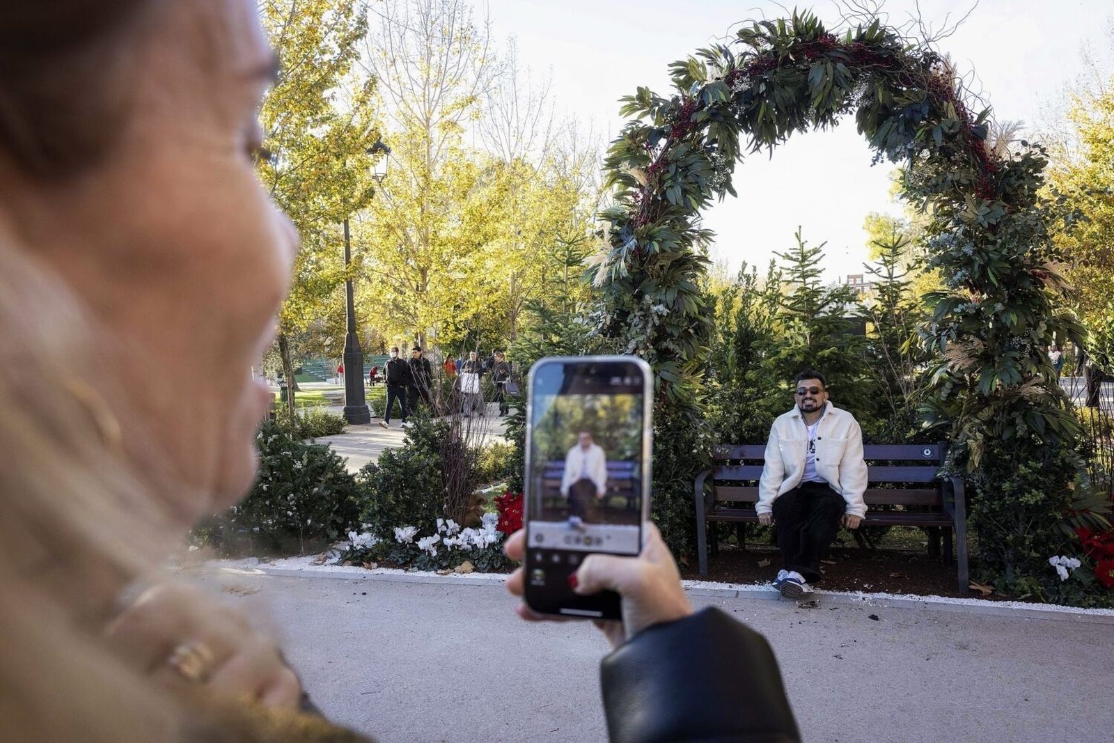 Un jardín efímero y un arco verde en el paseo de México del Retiro