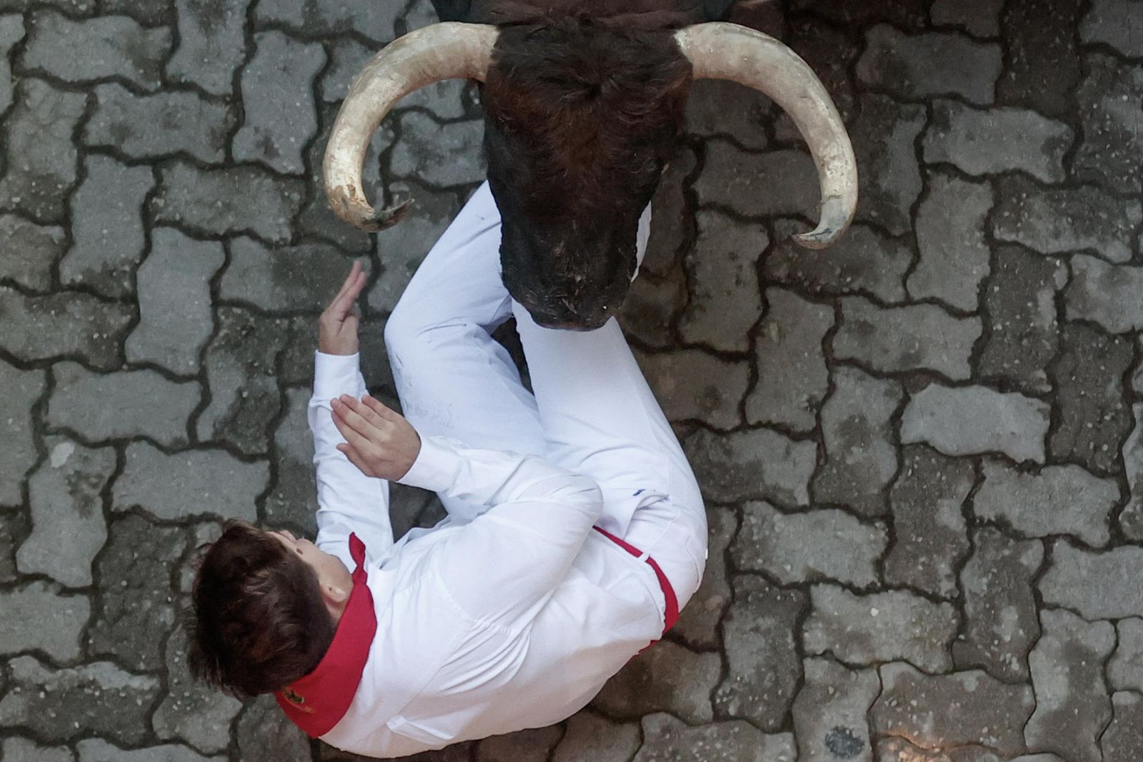 Un mozo cae durante el segundo encierro de los Sanfermines