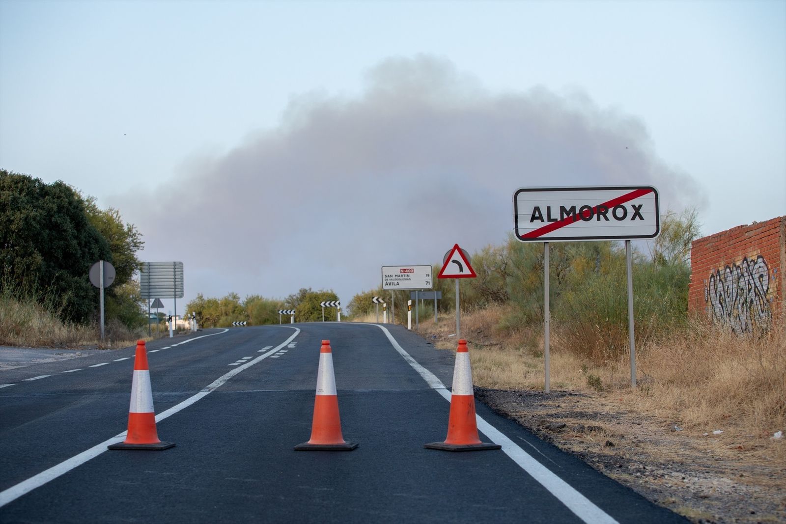 Columna de humo, en la urbanización El Encinar del Alberche, a 22 de julio de 2026, en Villa del Prado, por el incendio declarado en Almorox