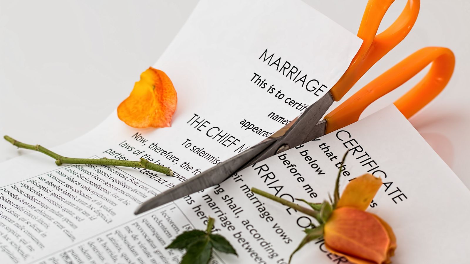 En el tercer trimestre de 2024 bajaron las separaciones y divorcios