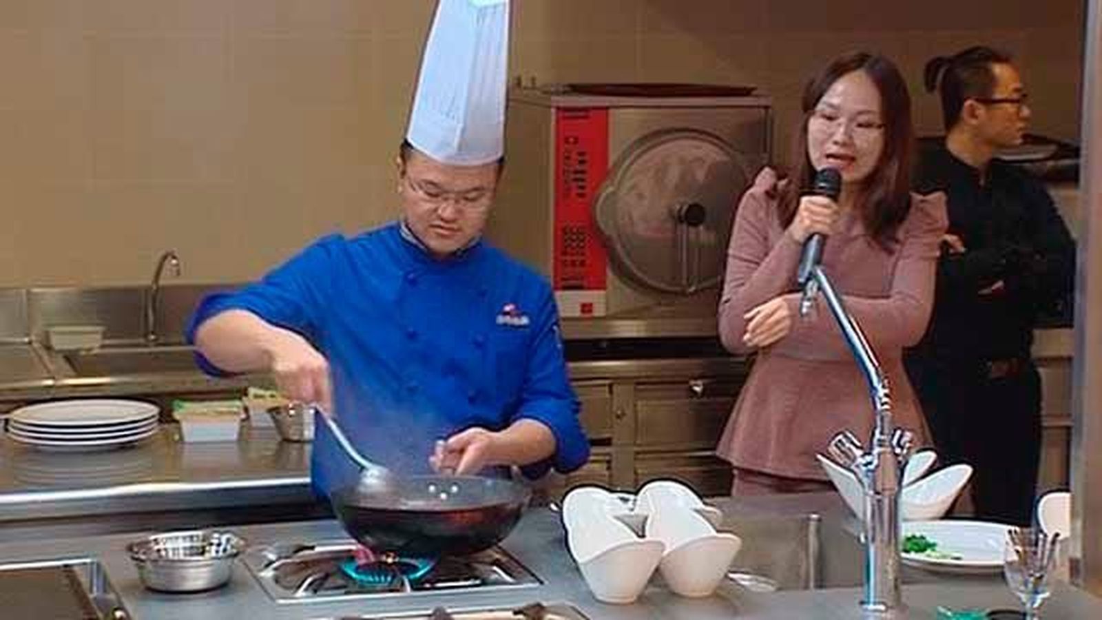 El chef chino Fu Haiyong da una clase magistral a estudiantes de hostelería