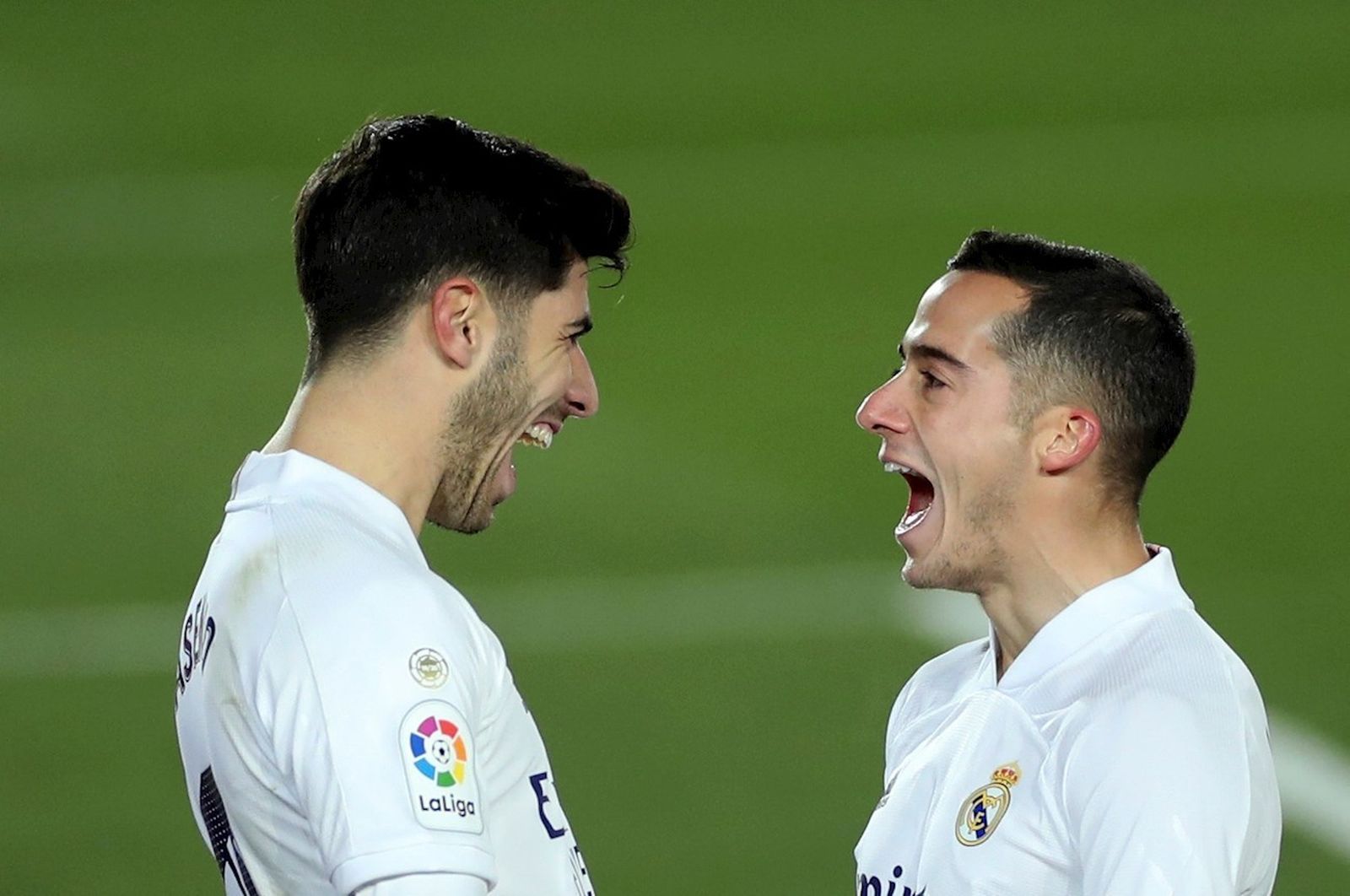 Lucas Vázquez y Asensio celebran el segundo gol de Real Madrid frente al Celta