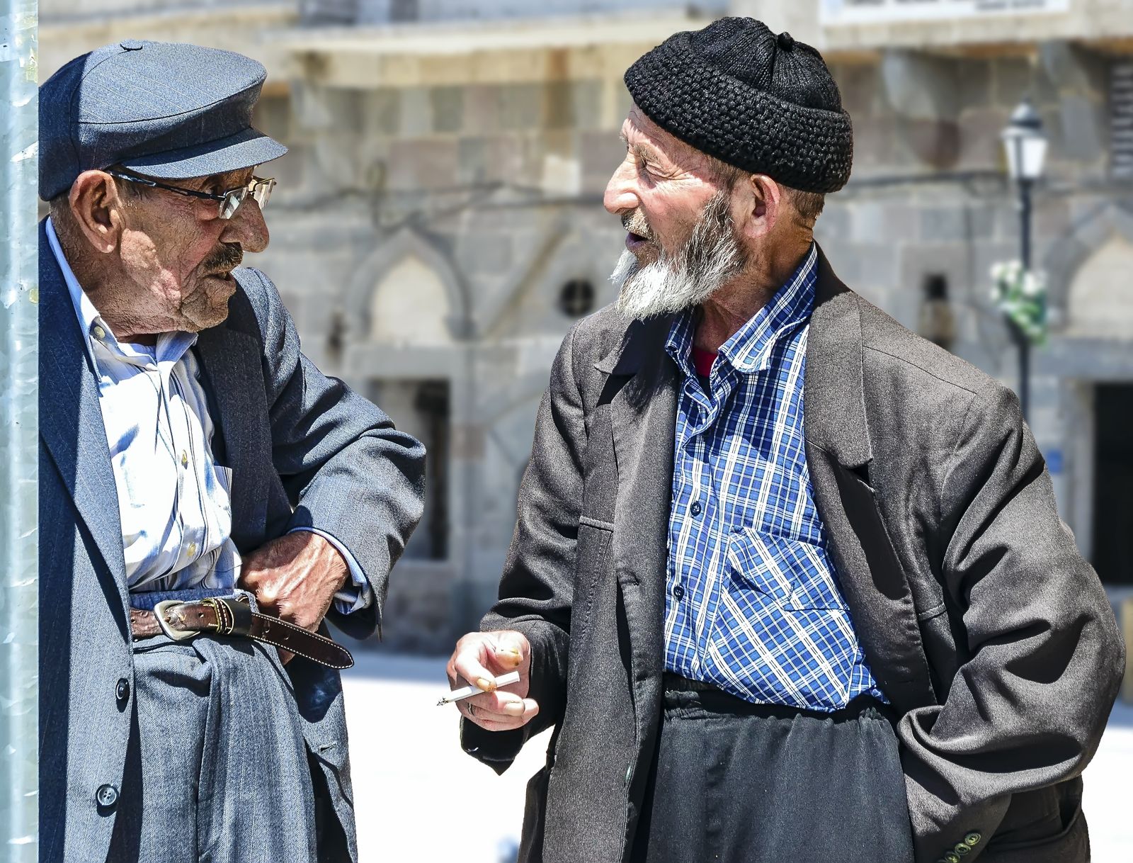 Dos hombres mayores hablando