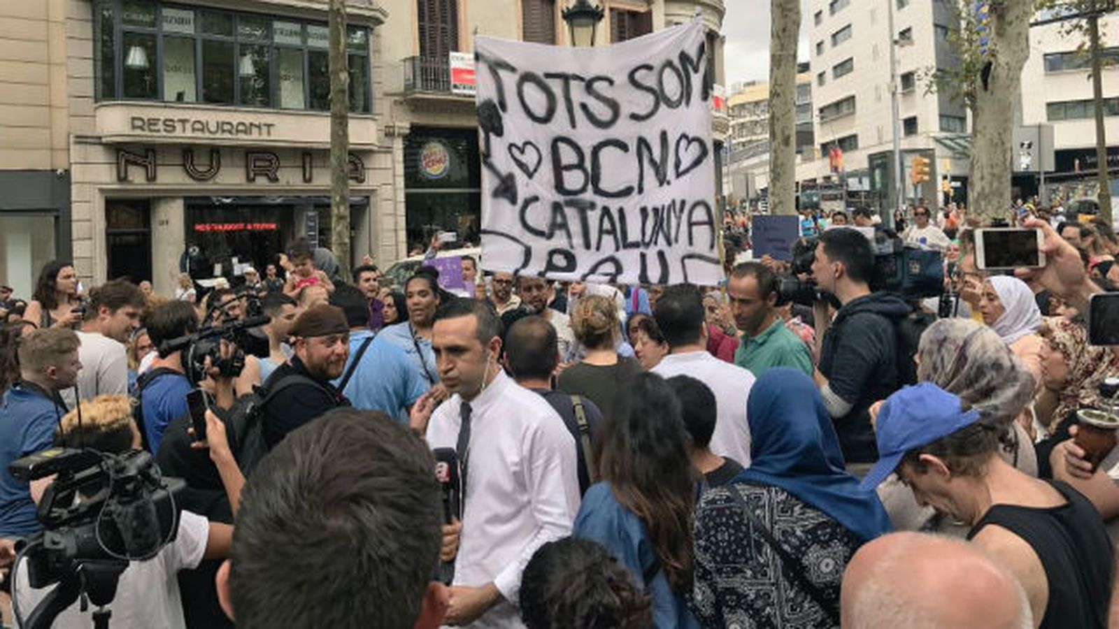 Un centenar de musulmanes se concentran en Las Ramblas contra del terrorismo