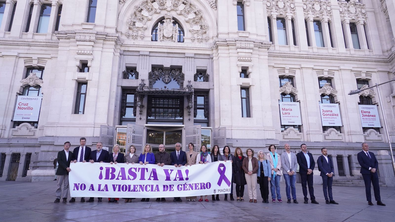 Minuto de silencio por el asesinato de una vecina de Carabanchel