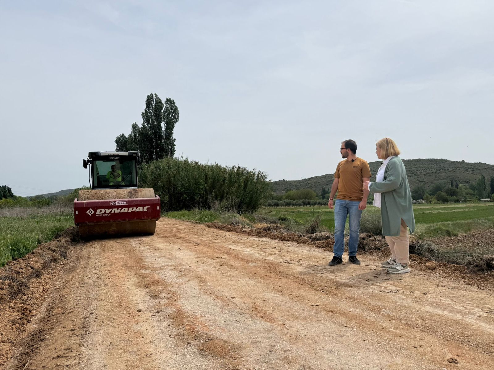 Trabajos de reparación de un camino rural en Morata de Tajuña