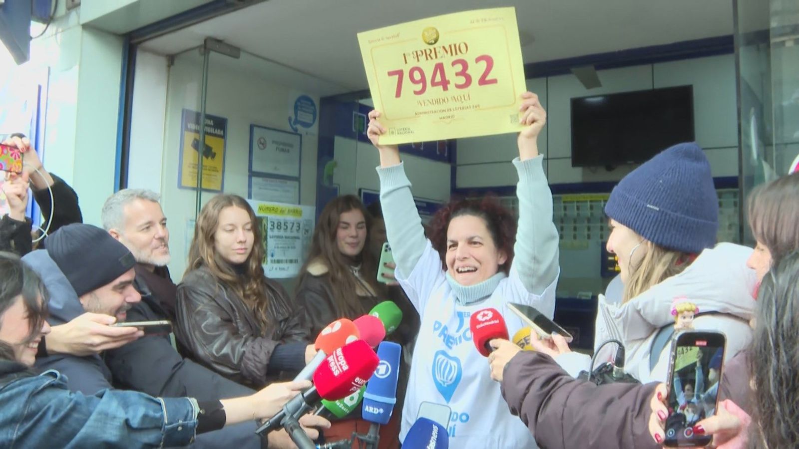 La lotera que ha vendido el Gordo en Madrid: "Ha sido muy repartido, más de lo que pensaba"