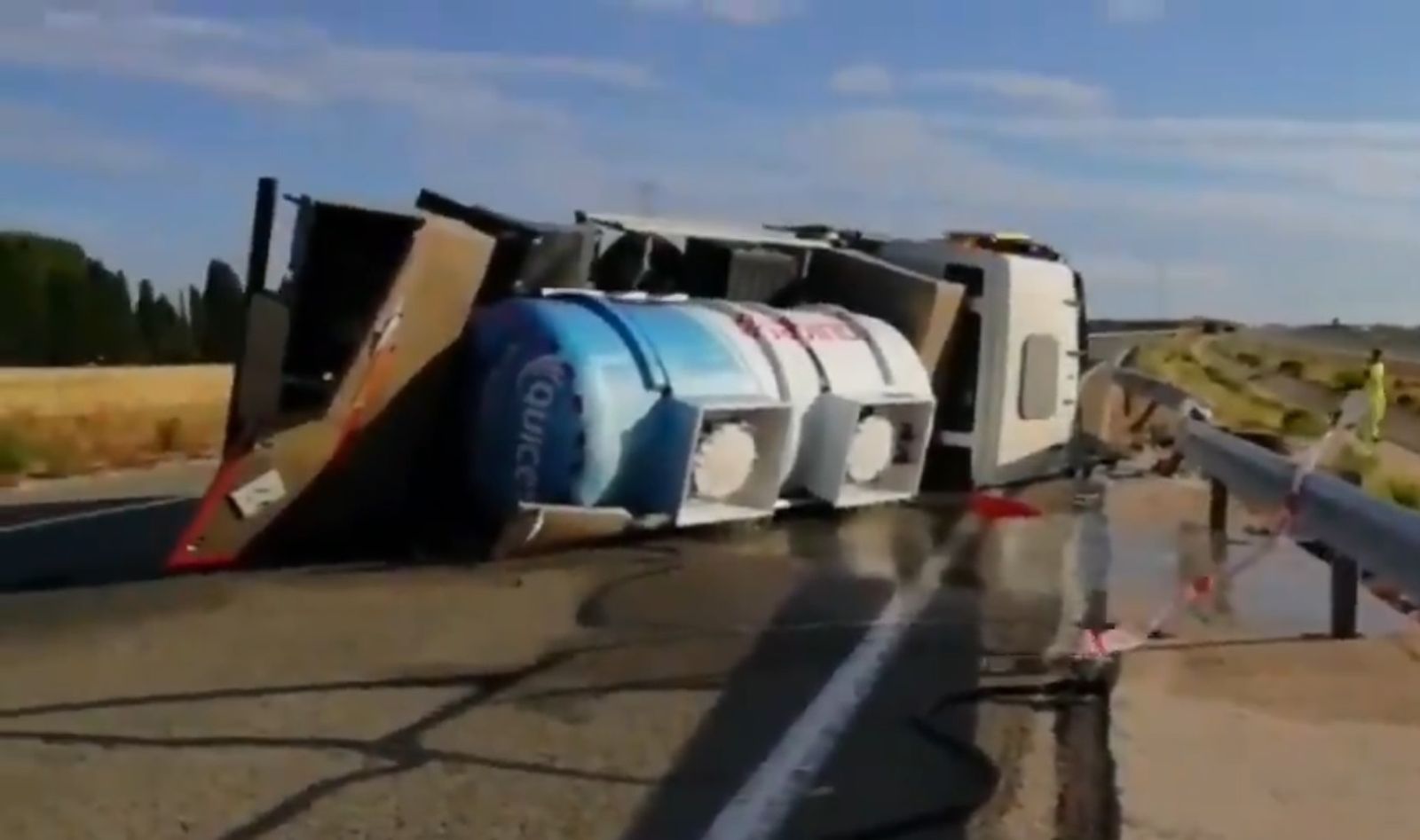 Vuelca un camión cisterna cargado con lejía en la R-2, dirección a Guadalajara