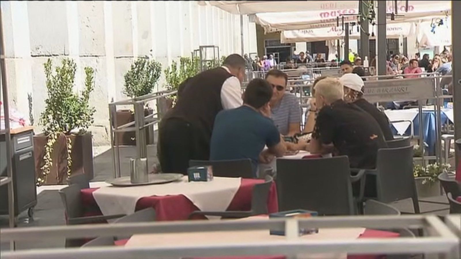 Las terrazas de la Plaza Mayor estrenan mobiliario y separadores con jardineras