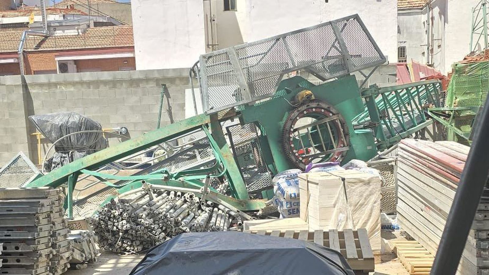 Se desploma una grúa en Tetuán causando daños en edificios aledaños