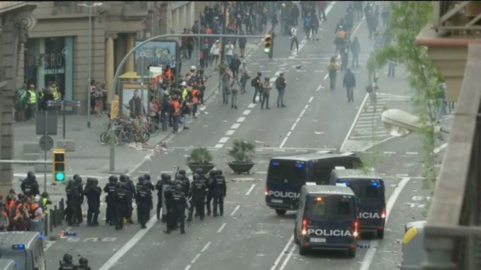 Primeras cargas policiales en Barcelona durante la gran manifestación de este viernes
