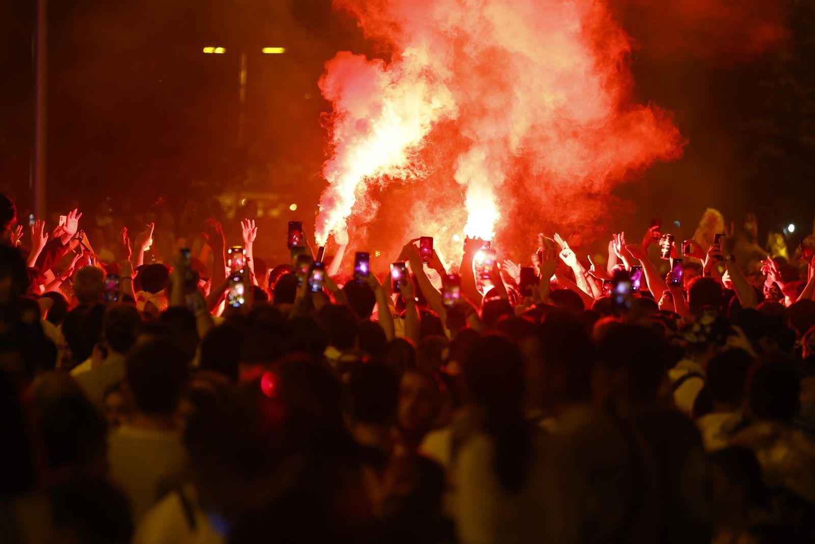 Fotogalería: Los aficionados celebran la victoria en Cibeles
