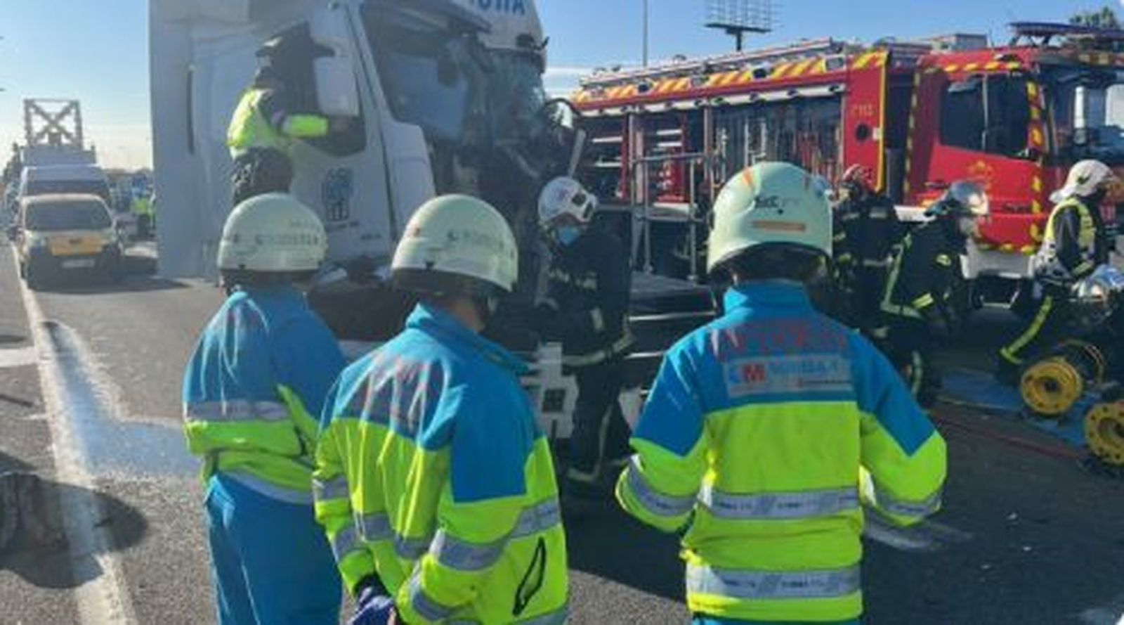 Colisión entre dos camiones en la A-4 en Pinto