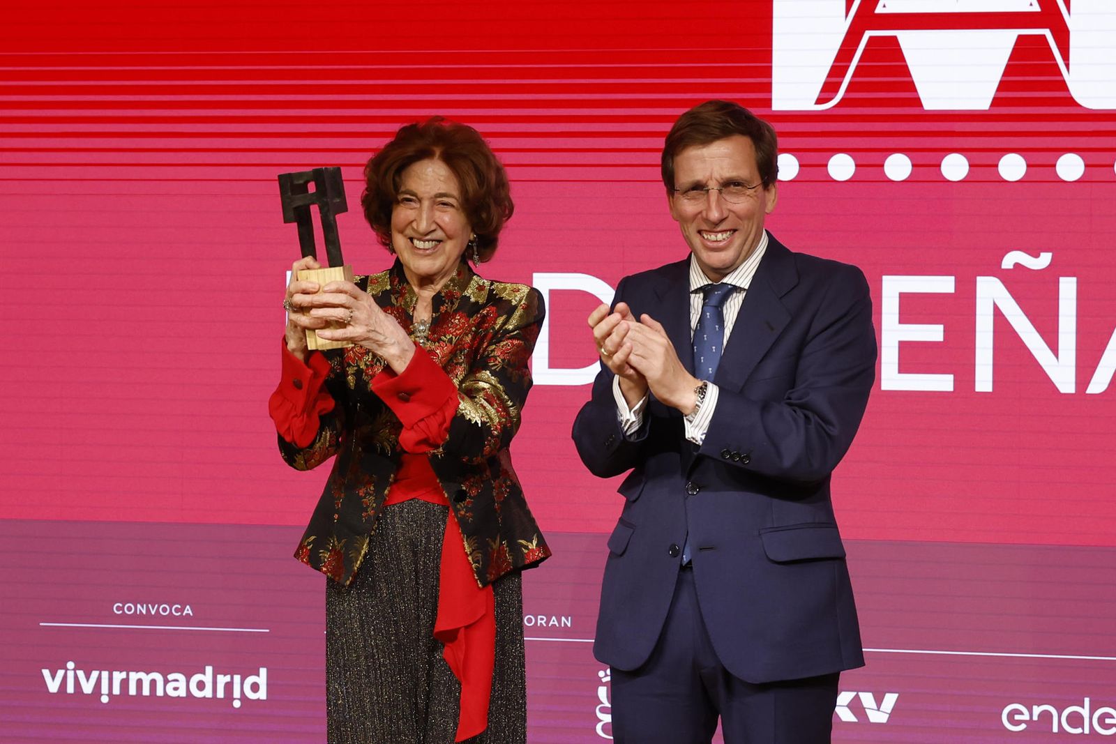 Carmen Iglesias recibe el premio Madrileño del Año de manos del alcalde de Madrid, José Luis Martínez -Almeida