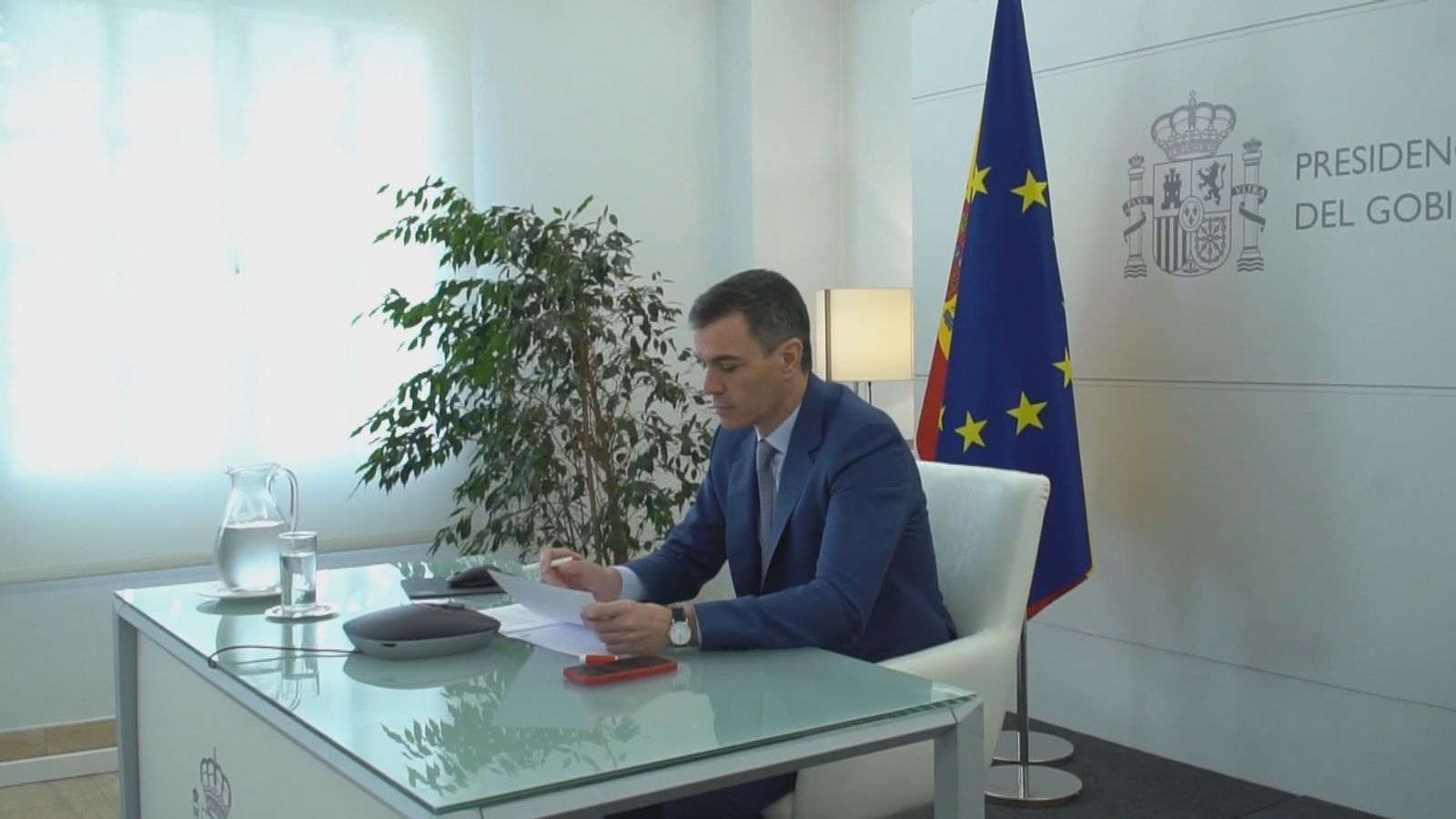 Pedro Sánchez en su despacho en Moncloa