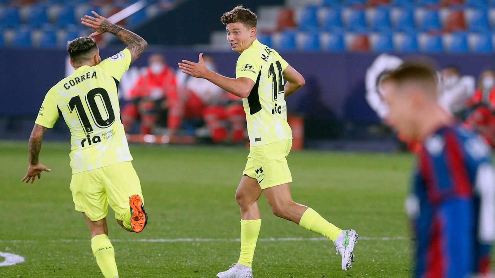 Correa y Llorente ante el Levante