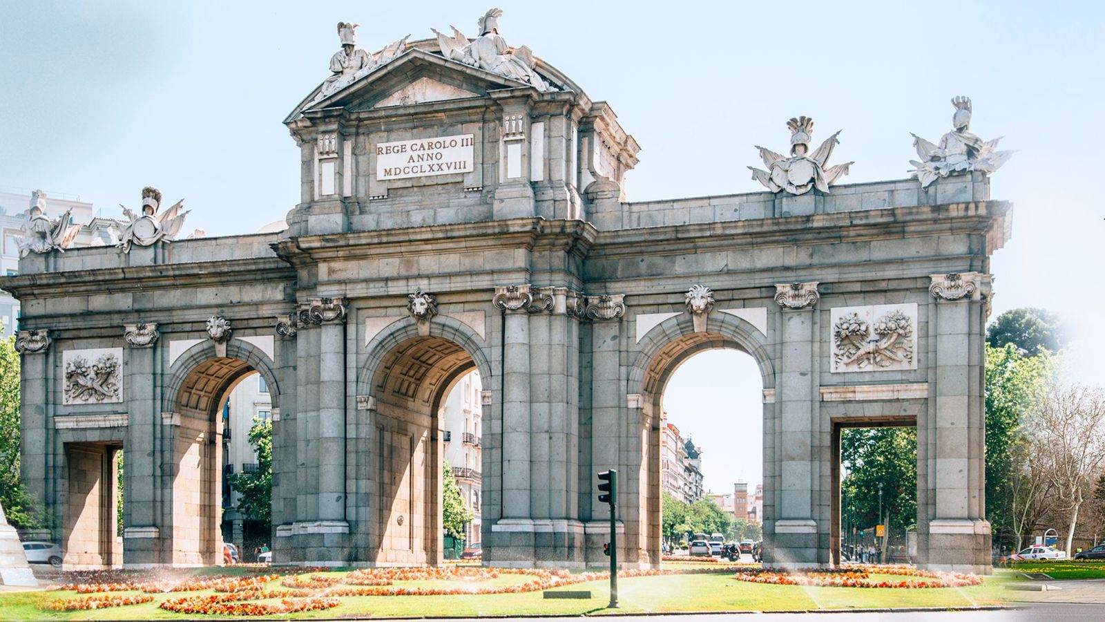 Las obras de reforma de la Puerta de Alcalá, en el aire