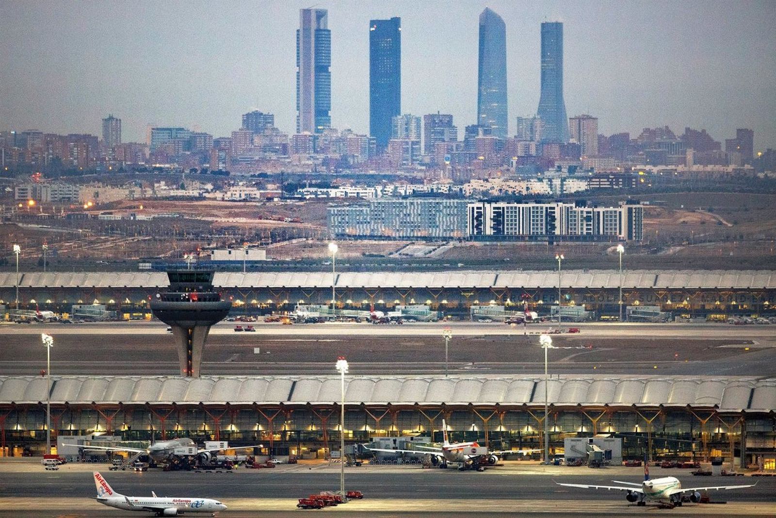 Vista de Madrid y las pistas del Aeropuerto de Barajas desde el mirador del Picón del Cura, en Paracuellos
