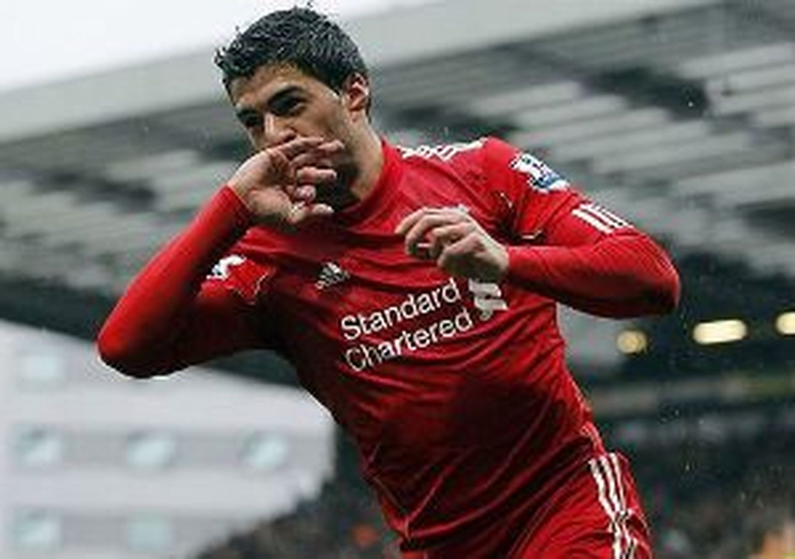 Suárez deslumbra con cuatro goles y el Arsenal se mantiene líder