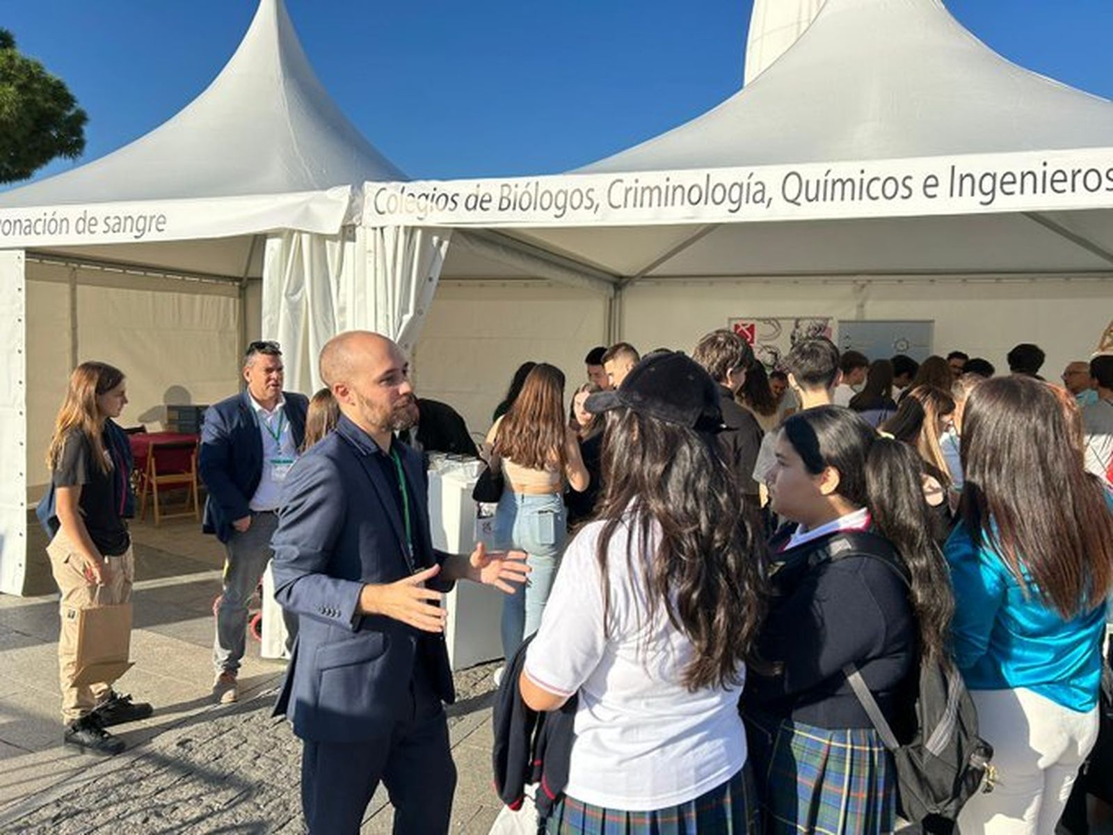 Carpa del  Colegio Profesional de la Criminología de la Comunidad de Madrid en del Día de las Profesiones