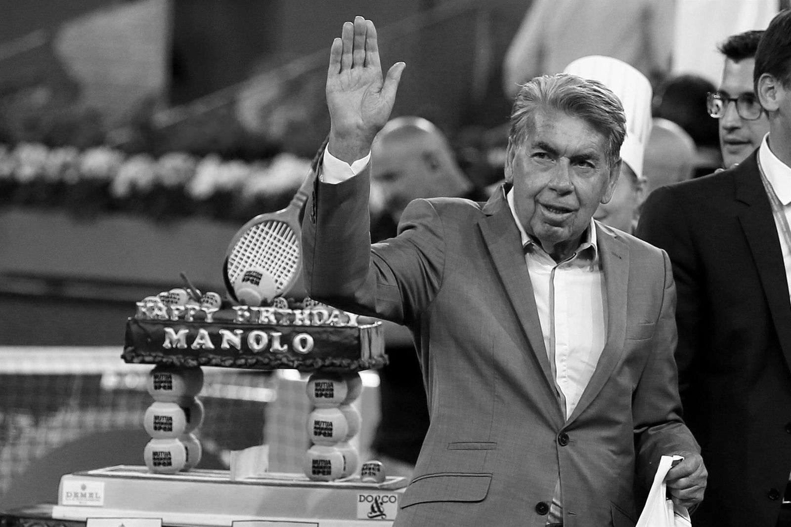 Manolo Santana, ganador de cuatro títulos de Grand Slam y pionero y leyenda del tenis español, falleció el 11 de diciembre en Marbella (Málaga) a los 83 años. Nacido en Madrid en 1938, Santana inició su idilio con el tenis como recogepelotas en el Club de Tenis Velázquez de la capital española.
