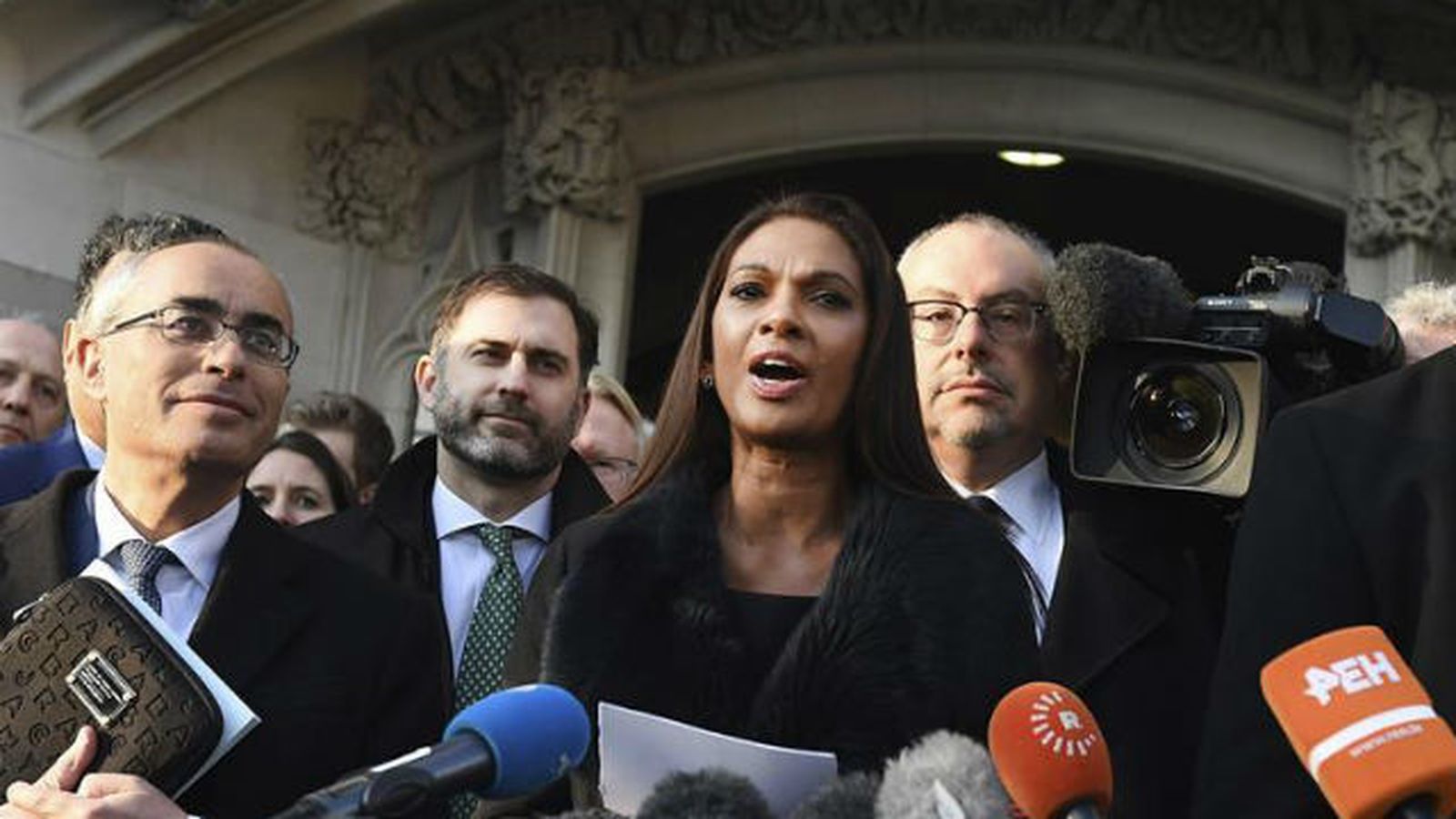 La empresaria británica Gina Miller (c), que acudió ante la Justicia en representación de un grupo de ciudadanos para defender