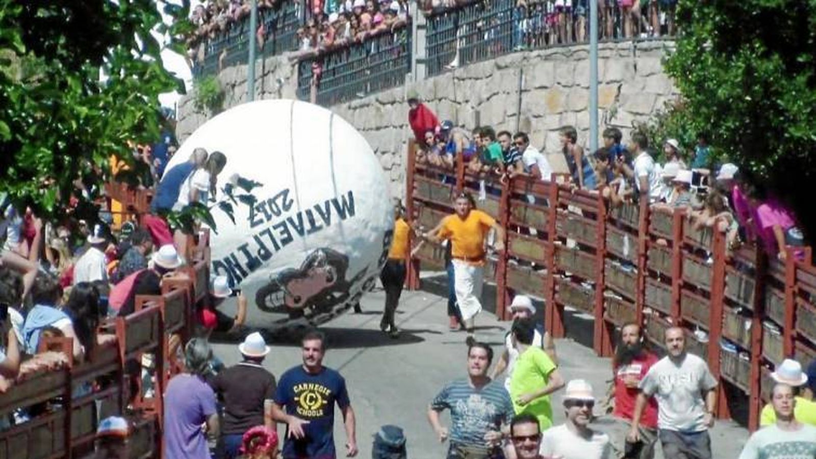 "El ""boloencierro"" llega a Mataelpino "