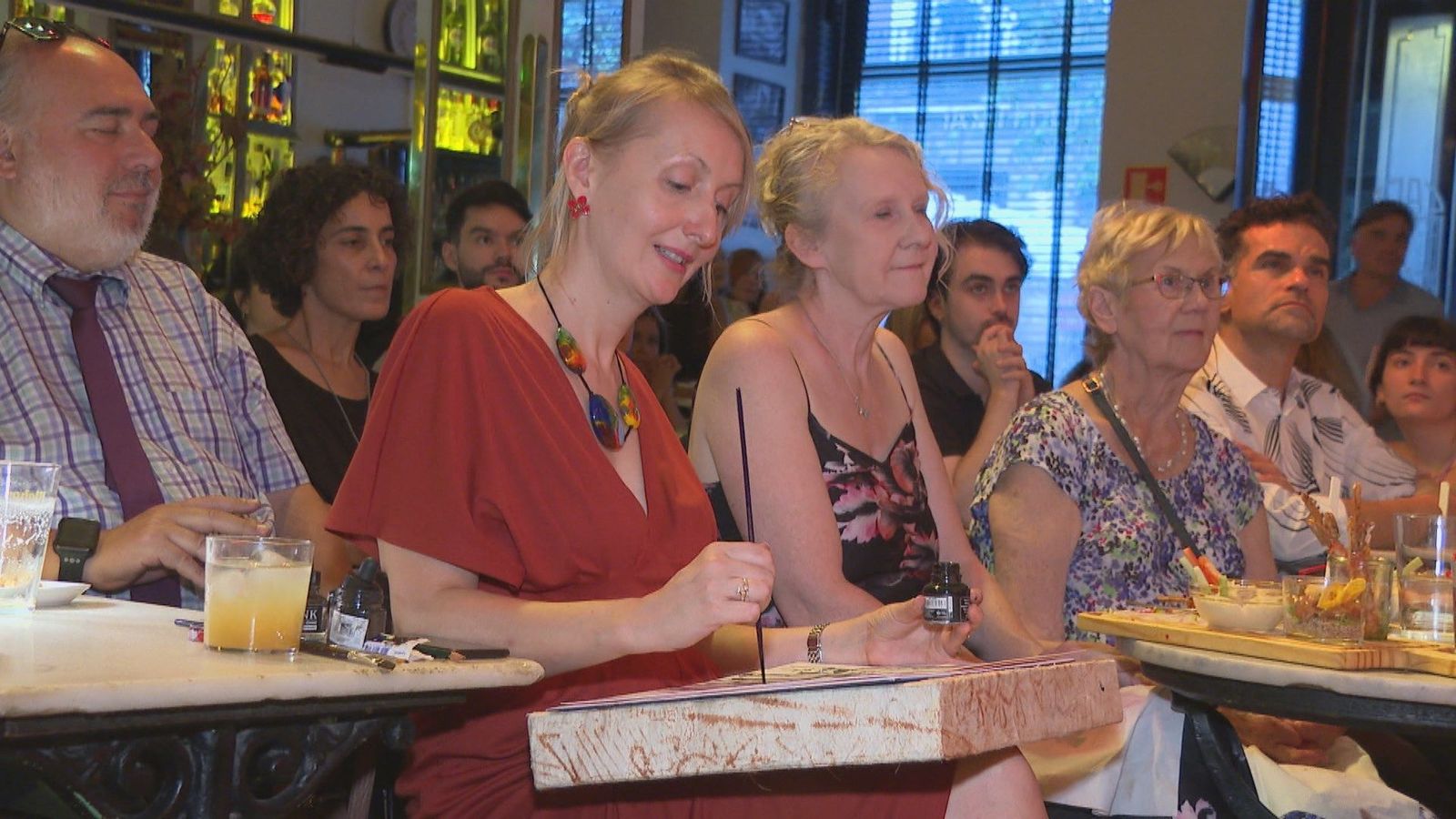 Ellen, la ilustradora noruega que capta los últimos momentos del Café Central de Madrid