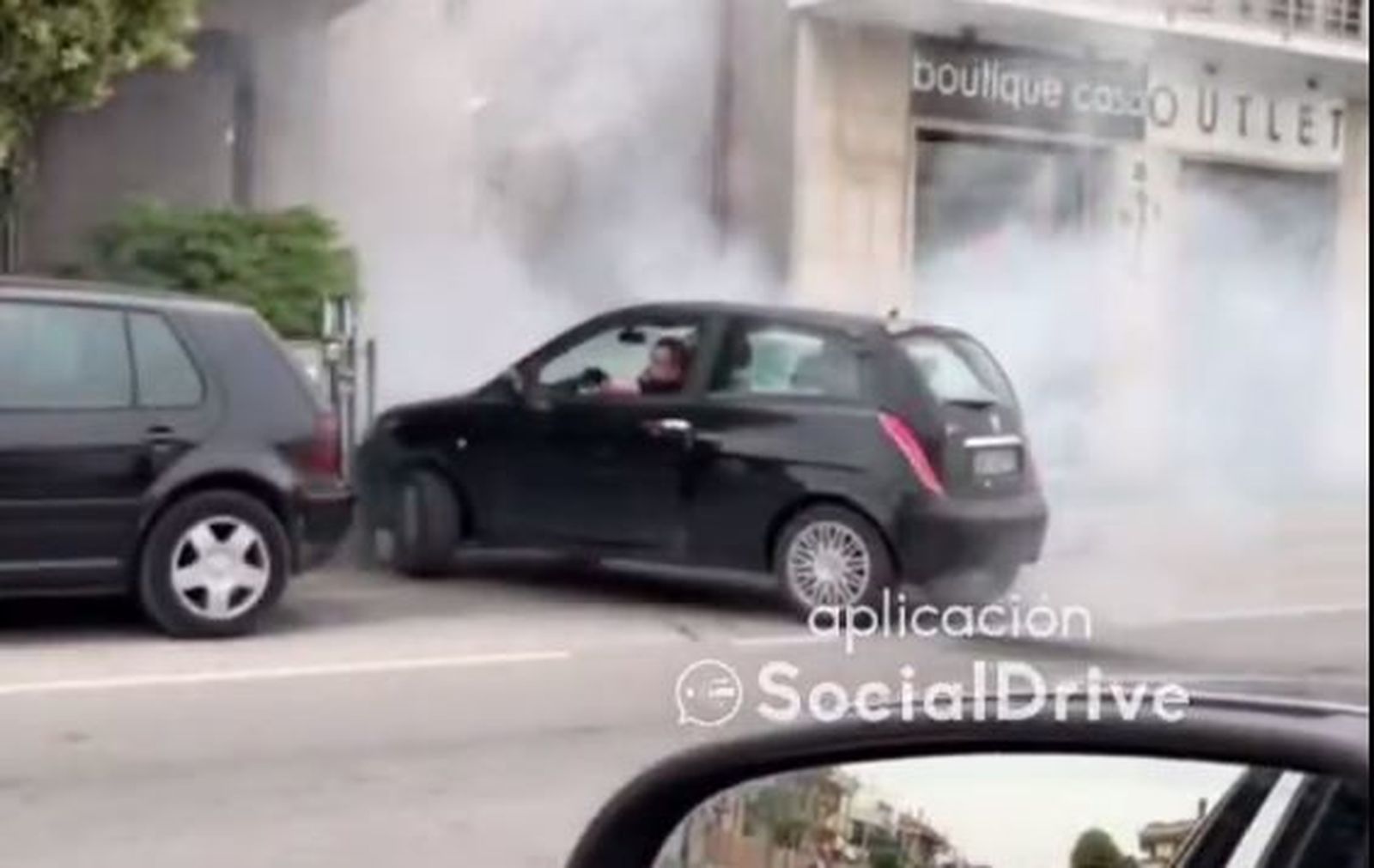 Un coche embistiendo