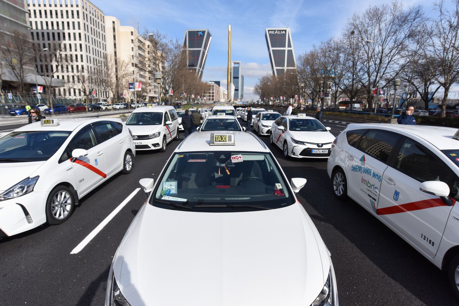 Varios taxis marchan desde Plaza de Castilla en una protesta de los taxistas madrileños