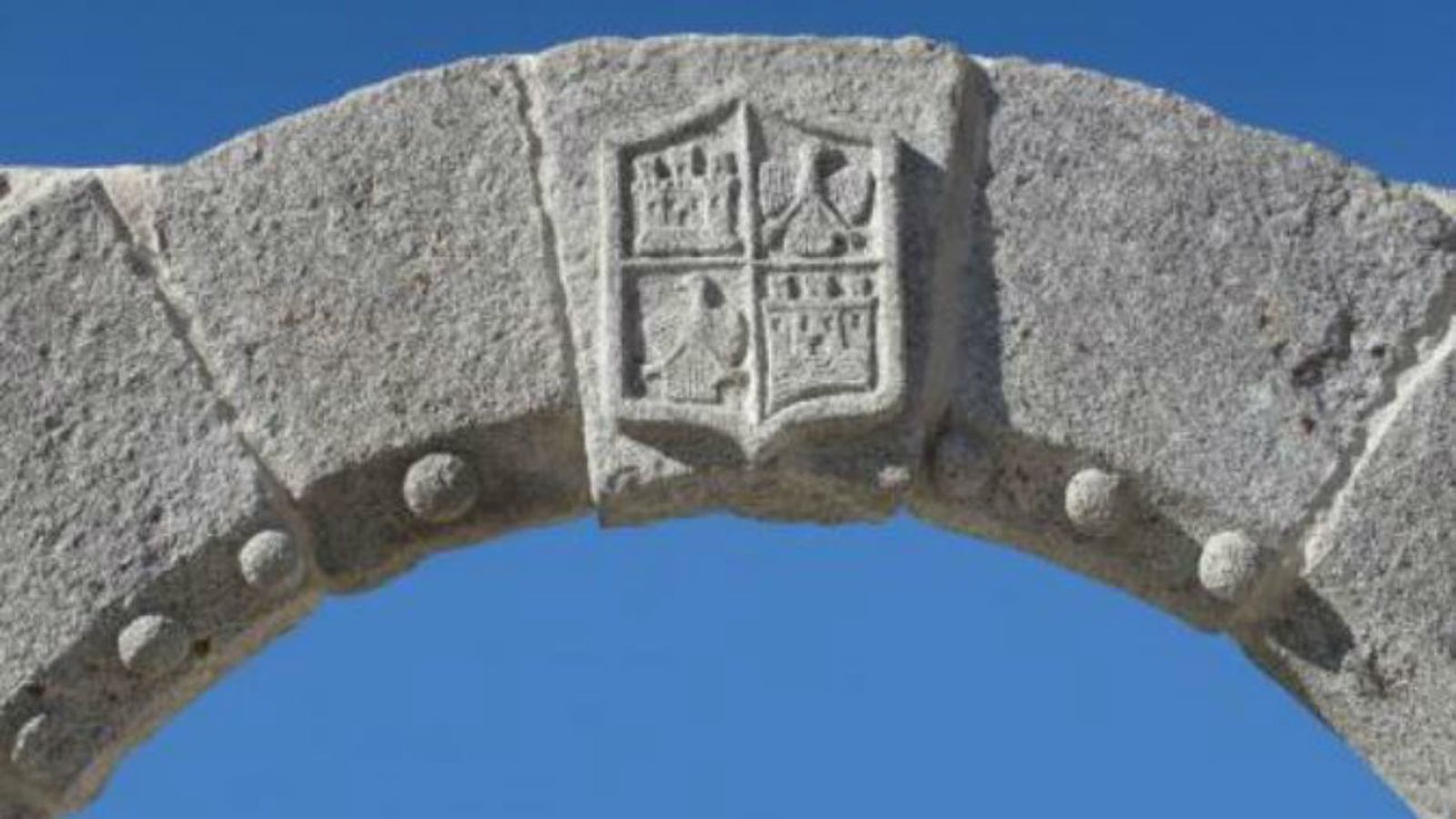 El arco de la plaza de España de Navalagamella
